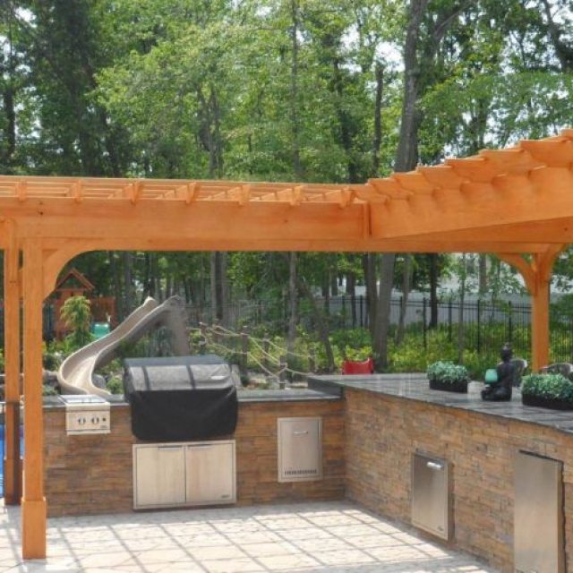 L shaped backyard kitchen and bar